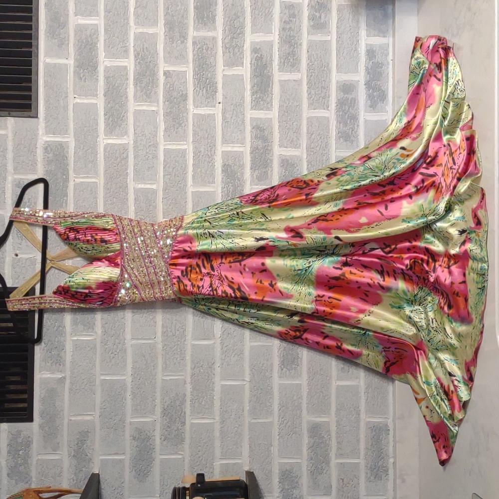 Tiffany Designs Women's Green and Pink Abstract Satin V-Neck Beaded Dress Size 0